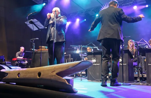 Boštjan Gombač in Jazz Punt Big band sta s skladbo Triakonta - 
Trideset, pričarala glasbeno popotovanje iz časa neandertalcev in 
njihove piščali do sodobnosti.