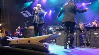 Boštjan Gombač in Jazz Punt Big band sta s skladbo Triakonta - 
Trideset, pričarala glasbeno popotovanje iz časa neandertalcev in 
njihove piščali do sodobnosti.