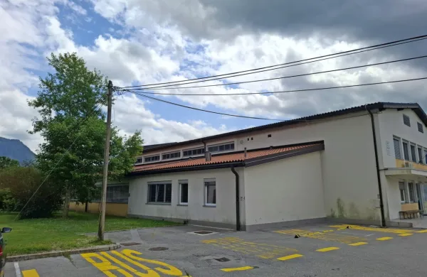 Dotrajano streho osnovne šole v Kobaridu naj bi začeli obnavljati 
septembra.