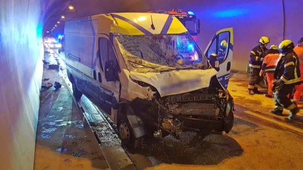 Voznik kombija je ustavljen avto zadel na polno, brez zaviranja. 