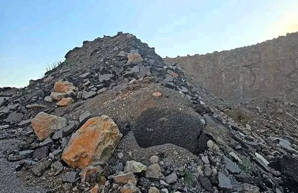 Okoljevarstvena patrulja organizacije Alpe Adria Green je med drugim v kamnolomu Črni Kal našla kupe mešanih gradbenih odpadkov.