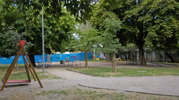 Na tem majhnem prostoru se v dopoldanskih urah zbere večje 
število otrok iz bližnjih vrtcev. 