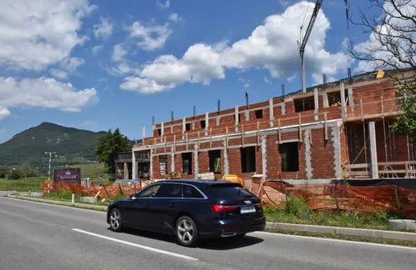 Hotel Lijak je zrasel do prvega nadstropja.
