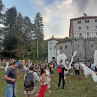 Glasba, lutke, gledališče in intervencije v prostoru bodo tudi letos 
začarali grad Snežnik in prišleke.