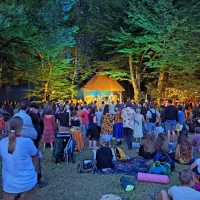 Koncerte prirejajo na številnih lokacijah, tudi sredi gozda. 

