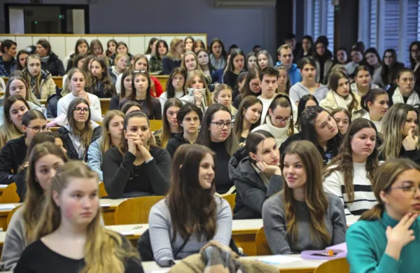 Na fakultete in višje šole je v prvem roku sprejetih 12.382 
kandidatov.