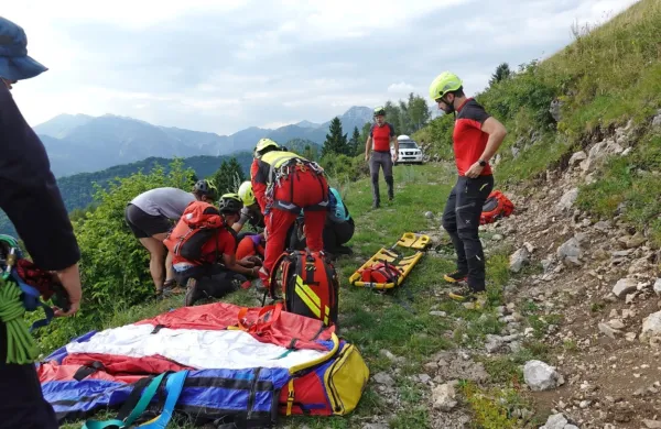 Na kraju nesreče so posredovali gorski reševalci GRS Tolmin in 
dežurna ekipa GRS na Brniku.