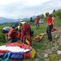 Na kraju nesreče so posredovali gorski reševalci GRS Tolmin in 
dežurna ekipa GRS na Brniku.