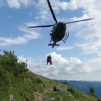 V reševanje se je vključila tudi dežurna ekipa GRS Brnik s 
helikopterjem, ki je poškodovano padalko odpeljala na nadaljnje 
zdravljenje v ljubljanski klinični center.