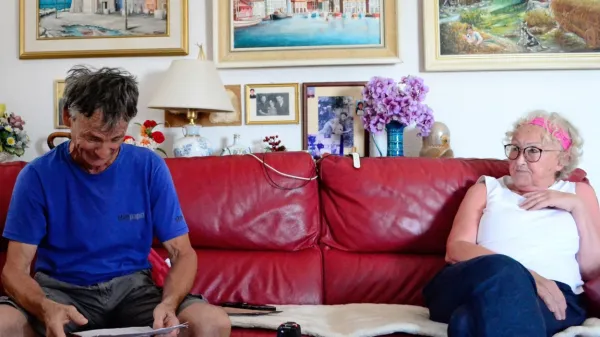 Zvone Sadar in Janeta Pušnik pravita, da hrup, ki prihaja iz bližnjih lokalov, presega  mejne vrednosti. 