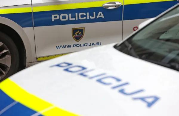 S &scaron;tirikolesnikom zapeljal pod traktor, 19-letnik huje po&scaron;kodovan