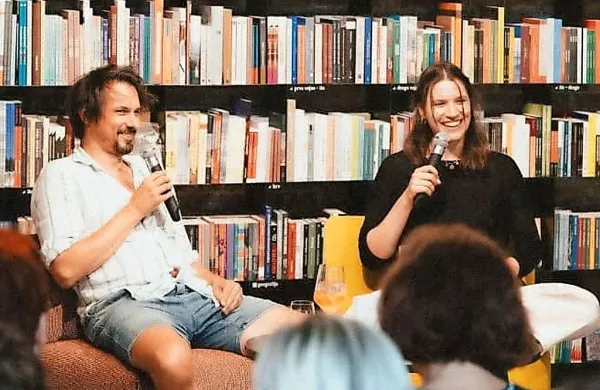 Sredi junija se je s Karolino Marušič - Karolino Umetnino  v novogoriški kavarni Maks o njeni novi stripovski zbirki Neč nouga: kku 
ne? pogovarjal  Izar Lunaček iz Zavod Stripolis, ki je izdal knjigo. 