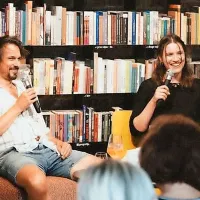 Sredi junija se je s Karolino Marušič - Karolino Umetnino  v novogoriški kavarni Maks o njeni novi stripovski zbirki Neč nouga: kku 
ne? pogovarjal  Izar Lunaček iz Zavod Stripolis, ki je izdal knjigo. 