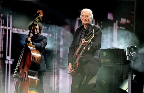 Jimmy Page (desno) je bil eden od ustanoviteljev britanske rock 
skupine Led Zeppelin. 