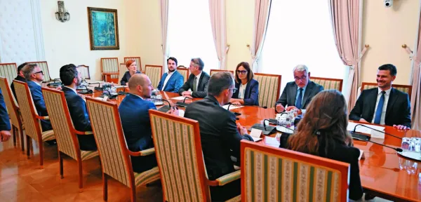 







Predsednik vlade Robert Golob je teden dni po izglasovanem 
referendumu o obrambnih izdatkih sklical državni politični vrh. 
Janez Janša tokrat ni imel časa.