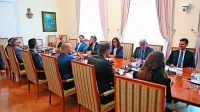 







Predsednik vlade Robert Golob je teden dni po izglasovanem 
referendumu o obrambnih izdatkih sklical državni politični vrh. 
Janez Janša tokrat ni imel časa.