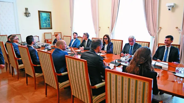 







Predsednik vlade Robert Golob je teden dni po izglasovanem 
referendumu o obrambnih izdatkih sklical državni politični vrh. 
Janez Janša tokrat ni imel časa.