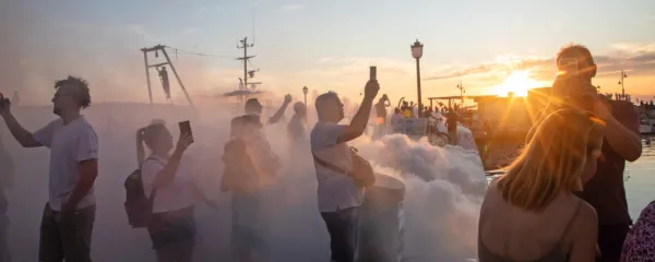 Najbrž ga ni bilo junaka, ki v petek zvečer ne bi v roke vzel svojega telefona in z njim ovekovečil zadimljene Izole.  