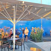 Moder dim  je s stolov dvignil večino obiskovalcev lokala Bariera tik ob morju.