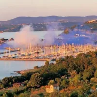 Pred petimi leti, za njihov 30. rojstni dan,  je Izola s prižigom navijaških bakel zažarela v rdeči barvi, letos pa so Ribari poskrbeli za modro-belo dimno zaveso. 