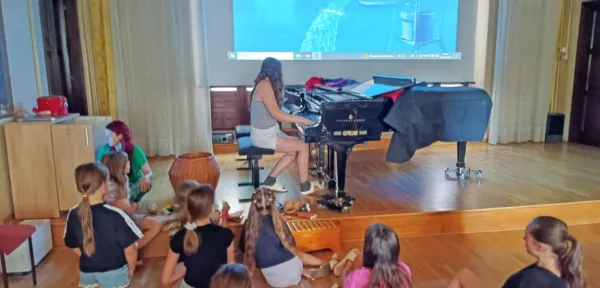 Na delavnicah improvizacije so učenci ustvarjali zvok za risanko. 