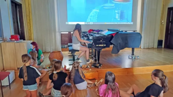 Na delavnicah improvizacije so učenci ustvarjali zvok za risanko. 