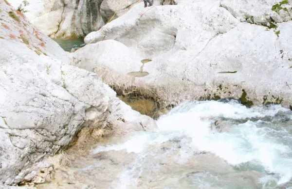 Nesreči sta se zgodili med organizirano aktivnostjo na težko 
dostopnem kraju v bližini Učje. 