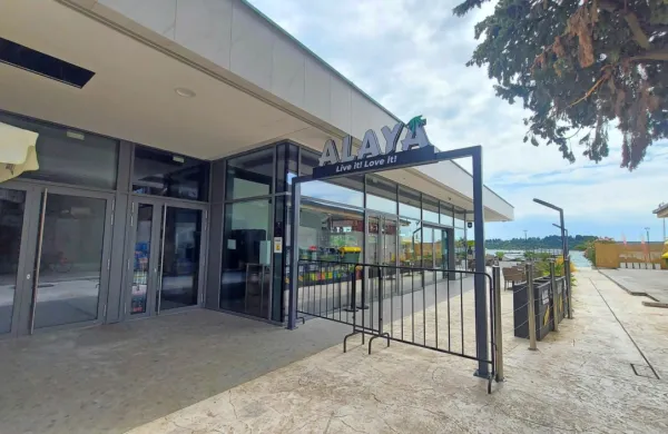 Priljubljeni bar Alaya je bil v sredo zvečer tarča tatov. 