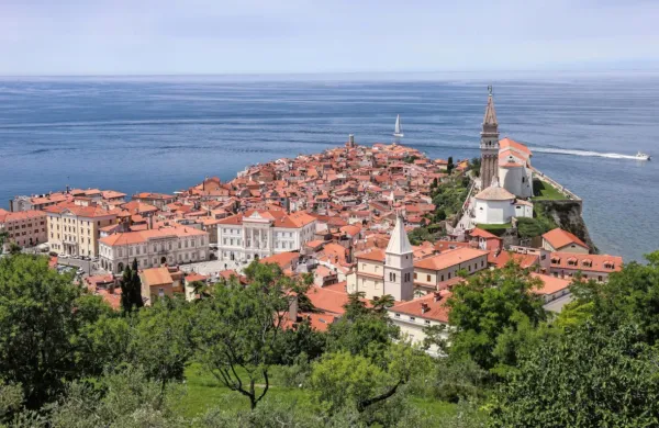 Slovenski turisti so največkrat prenočili v Piranu.