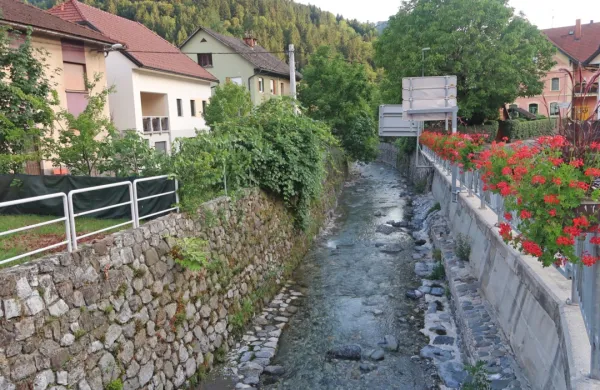 V Cerknem pozidava vse do vodotokov  sedaj  ne bi bila več 
mogoča. Konec  je tudi “varovanja” pred vodami z ozkimi, 
pravokotnimi koriti.