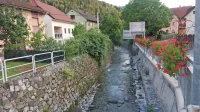 V Cerknem pozidava vse do vodotokov  sedaj  ne bi bila več 
mogoča. Konec  je tudi “varovanja” pred vodami z ozkimi, 
pravokotnimi koriti.