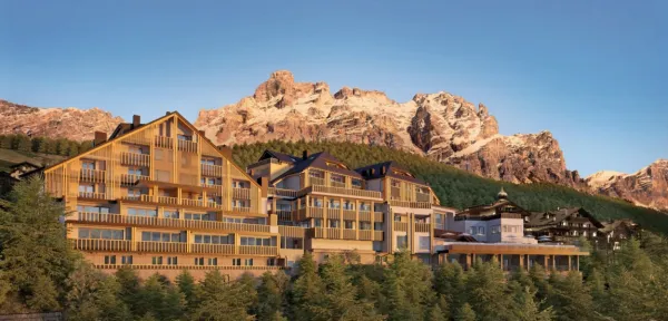 Aman Rosa Alpina je kot gnezdo umeščen v središče vasi San 
Cassiano, ki se vije v ozki dolini pod vršaci Dolomitov. 