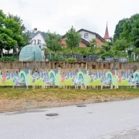 Poslikava je na zasebni posesti v delu Pivke Radohova vas. 