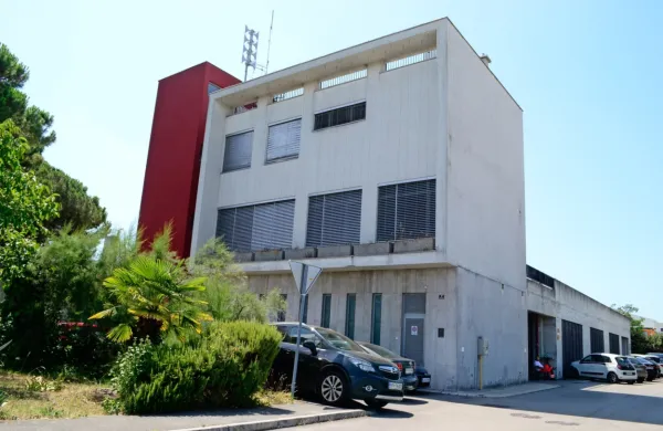 Stavba Reševalne službe slovenske Istre je pretesna za vse 
reševalce, zato nekateri čakajo na intervencijo kar v garaži ali pred 
njo. 