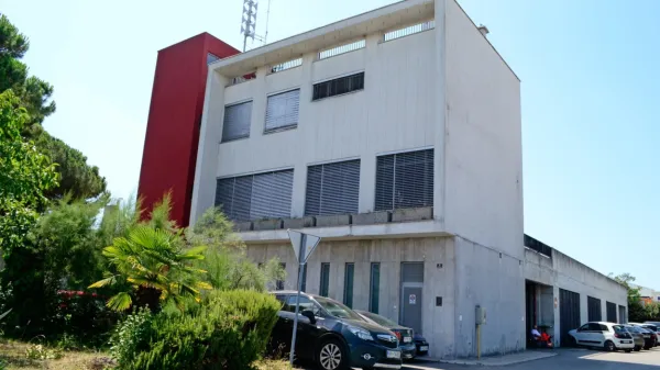 Stavba Reševalne službe slovenske Istre je pretesna za vse 
reševalce, zato nekateri čakajo na intervencijo kar v garaži ali pred 
njo. 