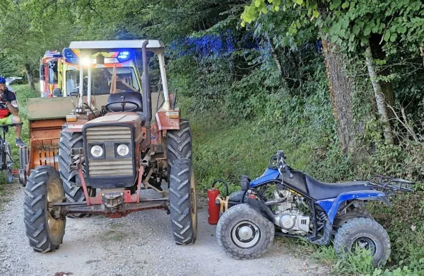 Najstnik je padel s štirikolesnika in zdrsnil v traktor. 