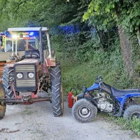 Najstnik je padel s štirikolesnika in zdrsnil v traktor. 