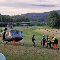 Zaradi hudih poškodb so ga s helikopterjem odpeljali v ljubljanski 
klinični center. 