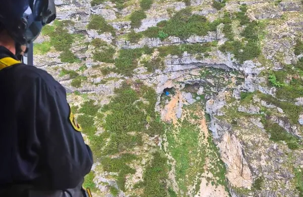 Iz helikopterja so opazili modro pelerino izgubljenega planinca. 