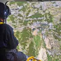 Iz helikopterja so opazili modro pelerino izgubljenega planinca. 