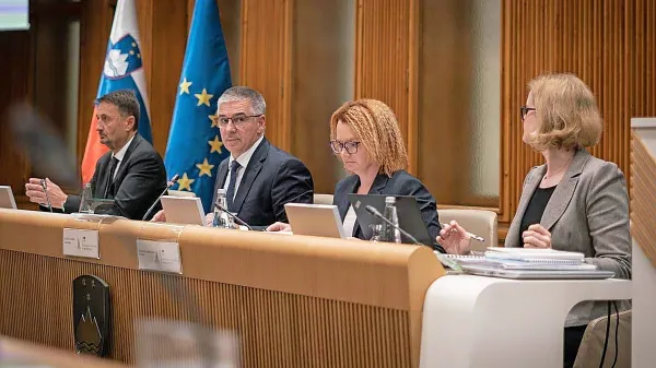 Državni svet vodi Marko Lotrič (drugi z leve), ob njem je generalna 
sekretarka Monika Kirbiš Rojs. Januarja sta ustanovila stranko 
Fokus.   