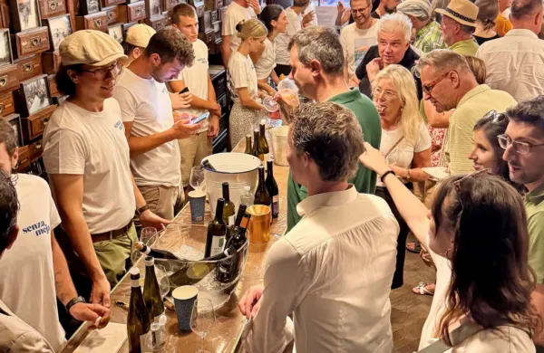 Vina iz domačih kleti so predstavljali mladi obmejni vinarji, druži 
jih tenkočuten odnos do narave in zavzemanje za promocijo 
teritorija.  