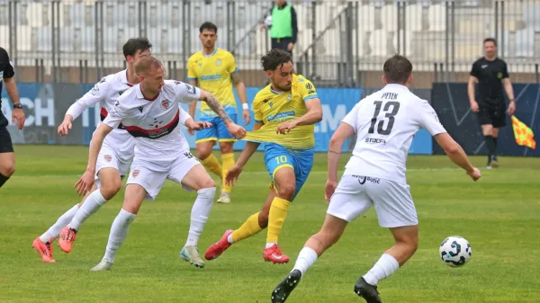 Čeprav je zadnji medsebojni obračun na Bonifiki med Koprčani (v 
rumeno modrih dresih) in Ajdovci  postregel z remijem 1:1, je bil 
razvoj dogodkov zelo razburljiv.  
