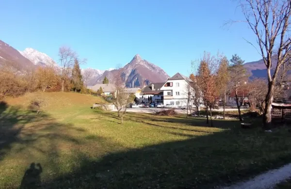 Na tem travniku na  zahodnem obrobju Bovca bodo zgradili   dom starejših občanov.