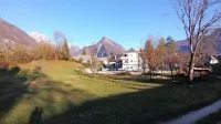 Na tem travniku na  zahodnem obrobju Bovca bodo zgradili   dom starejših občanov.