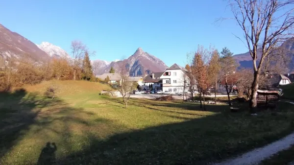 Na tem travniku na  zahodnem obrobju Bovca bodo zgradili   dom starejših občanov.
