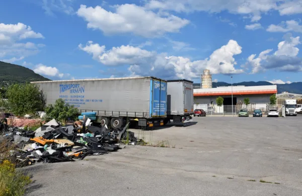 Pravno-premoženjsko-prostorske blokade v coni Meblo zahod se 
vidijo že na prvi pogled. Nekateri podjetniki se z urejenostjo 
trudijo,  veliko površin pa je zanemarjenih.