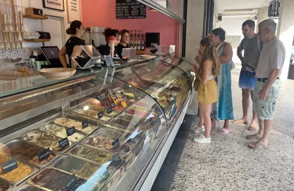 V Sladoledarni na koprski tržnici gostje lahko izbirajo med skoraj 
60 različnimi okusi.