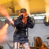 Mimi Barks je navdušila z zanimivo mešanico trapa in metala. 