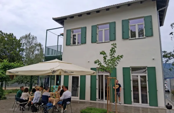 Uradno odprtje lokala skupaj s sosednjo EPIC kavarno bo 28. 
avgusta.